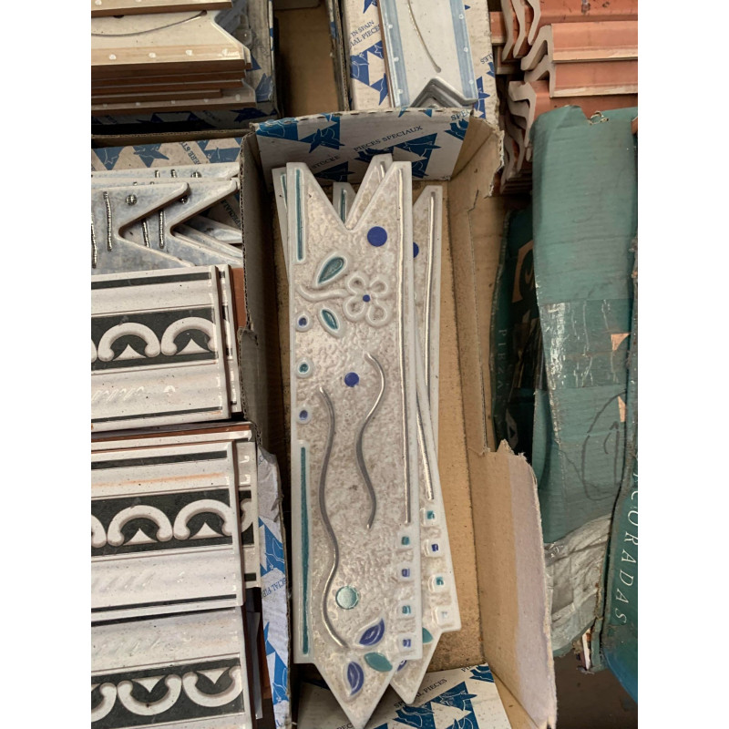 Arrow Shaped Border Tile Blue/White/Silver290x65mm